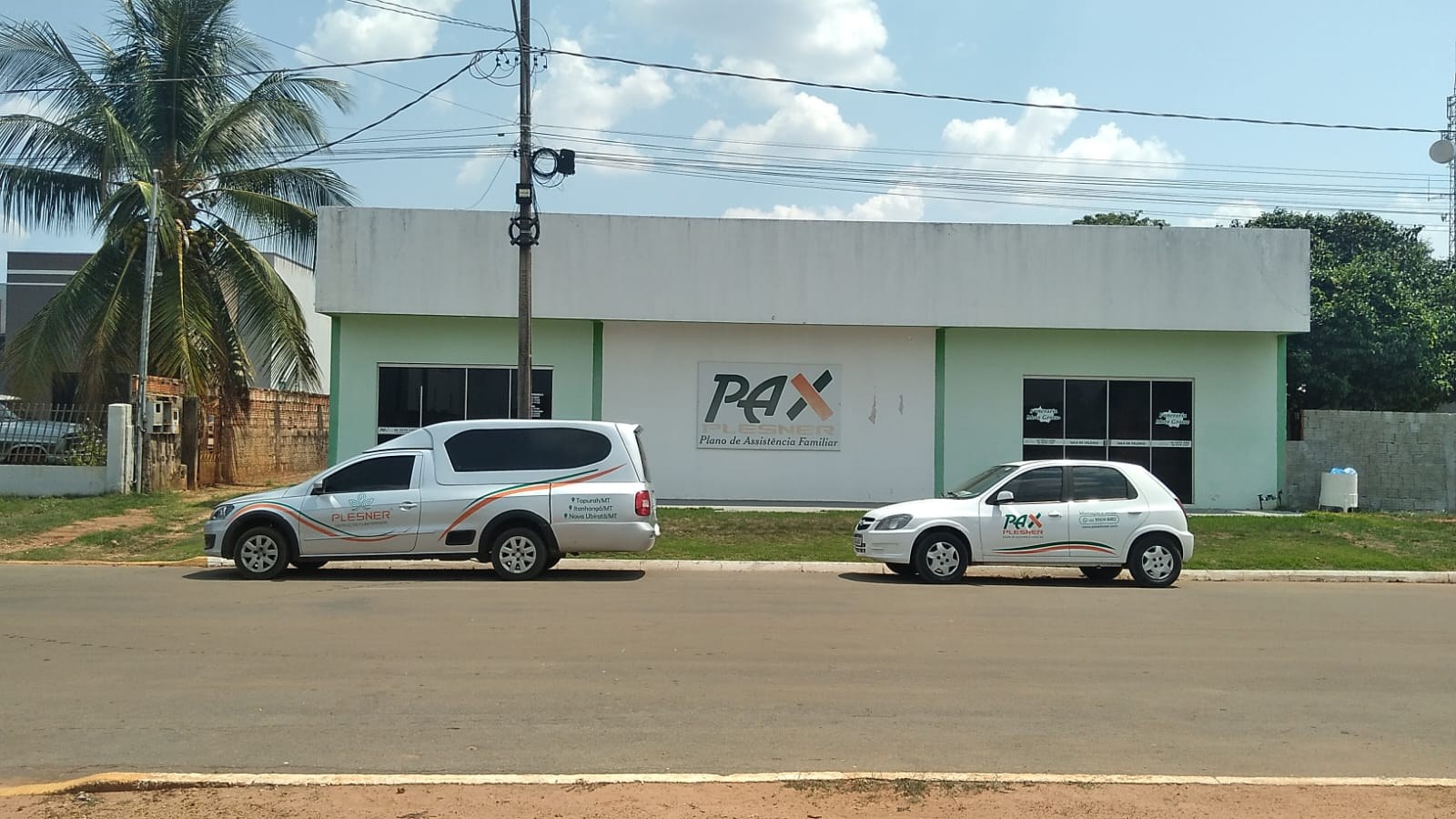 Unidade Pax Plesner em Itanhangá, com veículos da empresa estacionados em frente